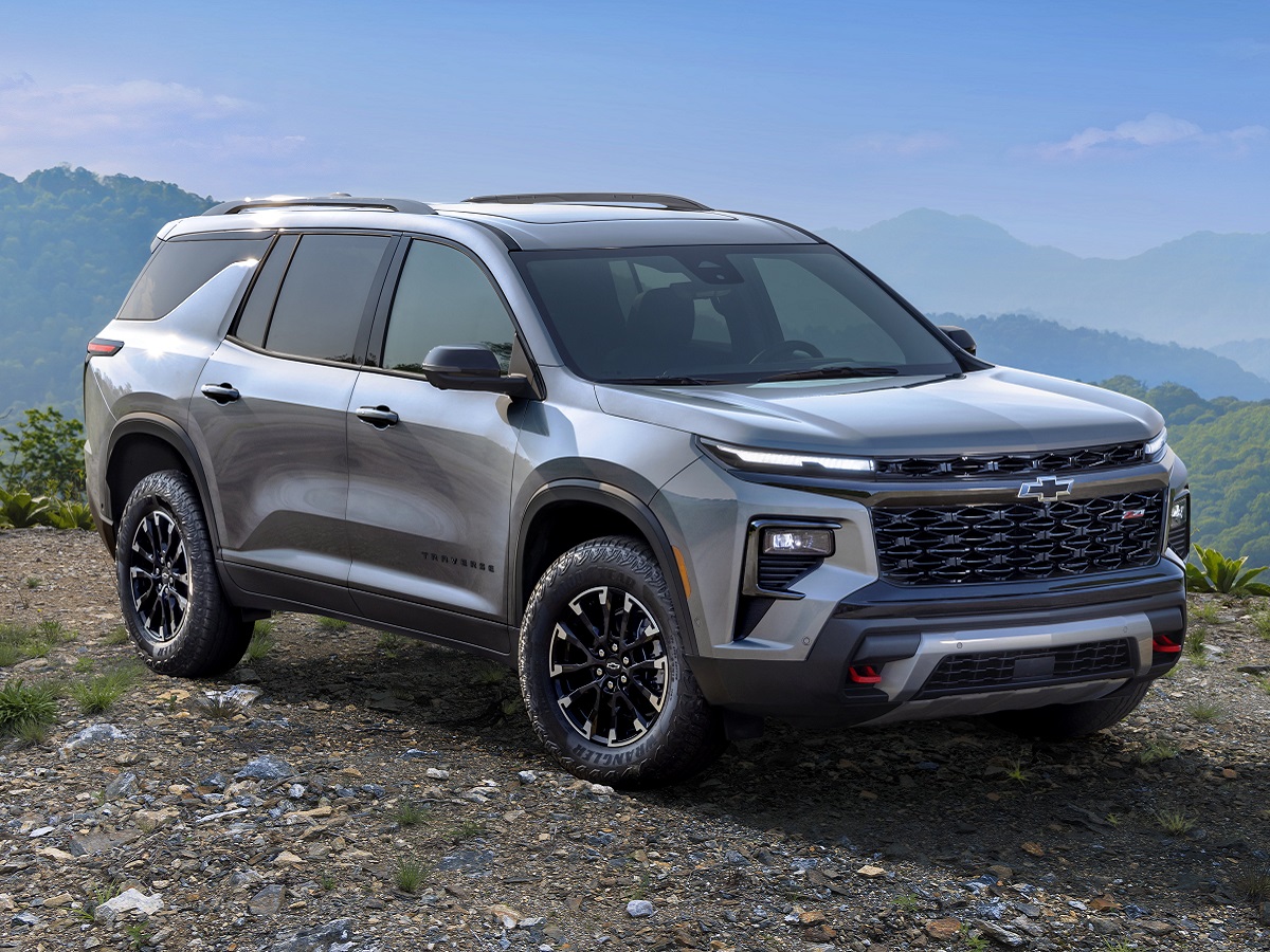 2024 Chevrolet Traverse Z71 Silver Front Quarter View