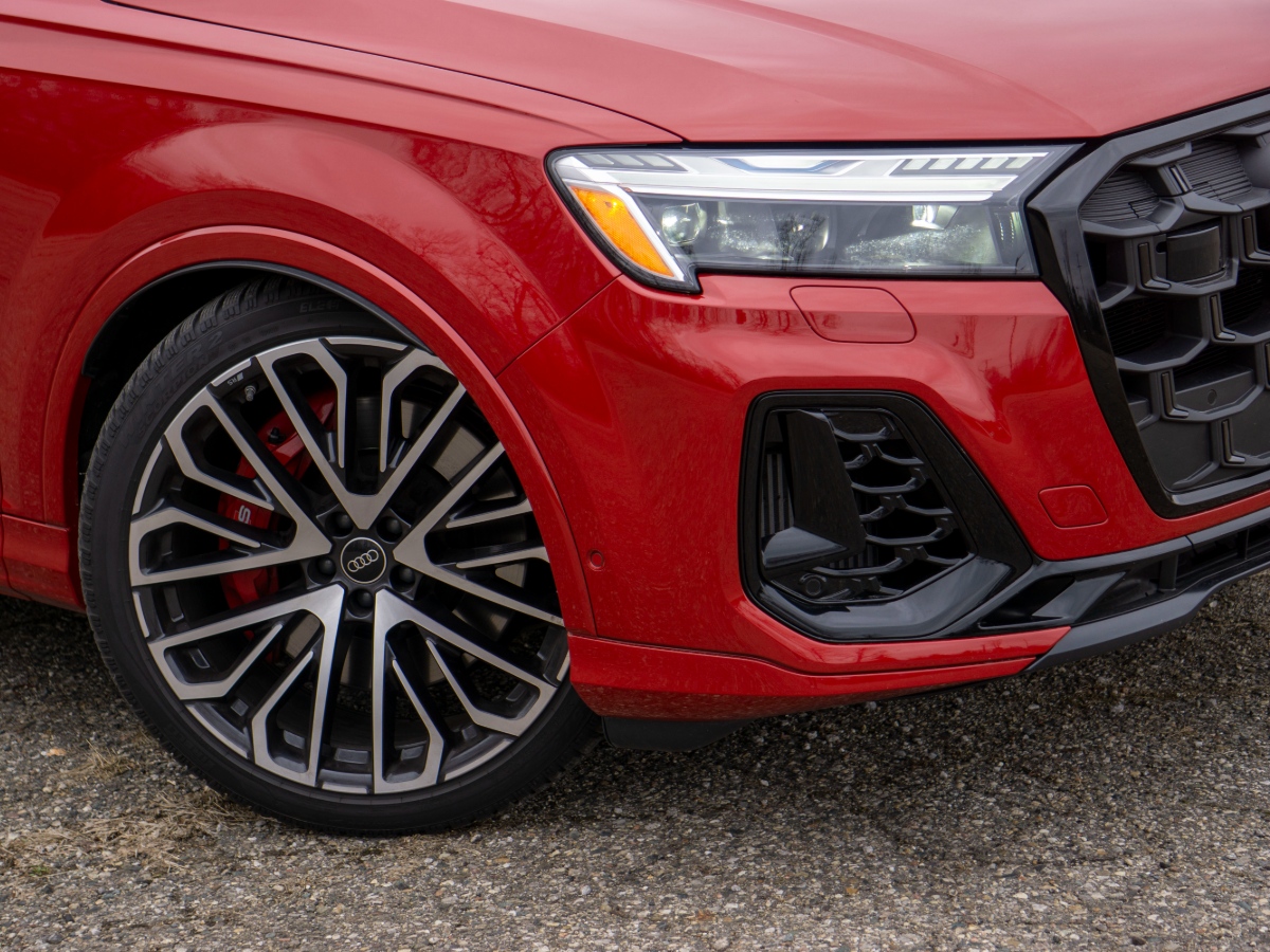 2025 Audi SQ7 Prestige Wheel and Grille
