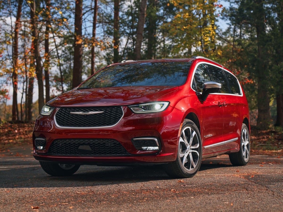2025 Chrysler Pacifica Pinnacle Red Hot Front Quarter View