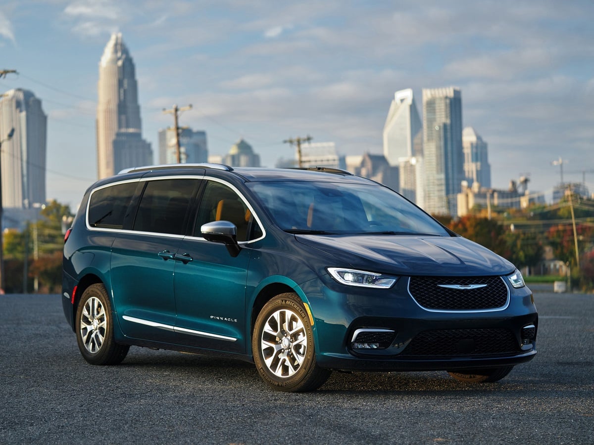 2025 Chrysler Pacifica Plug-in Hybrid Pinnacle Fathom Blue Front Quarter View
