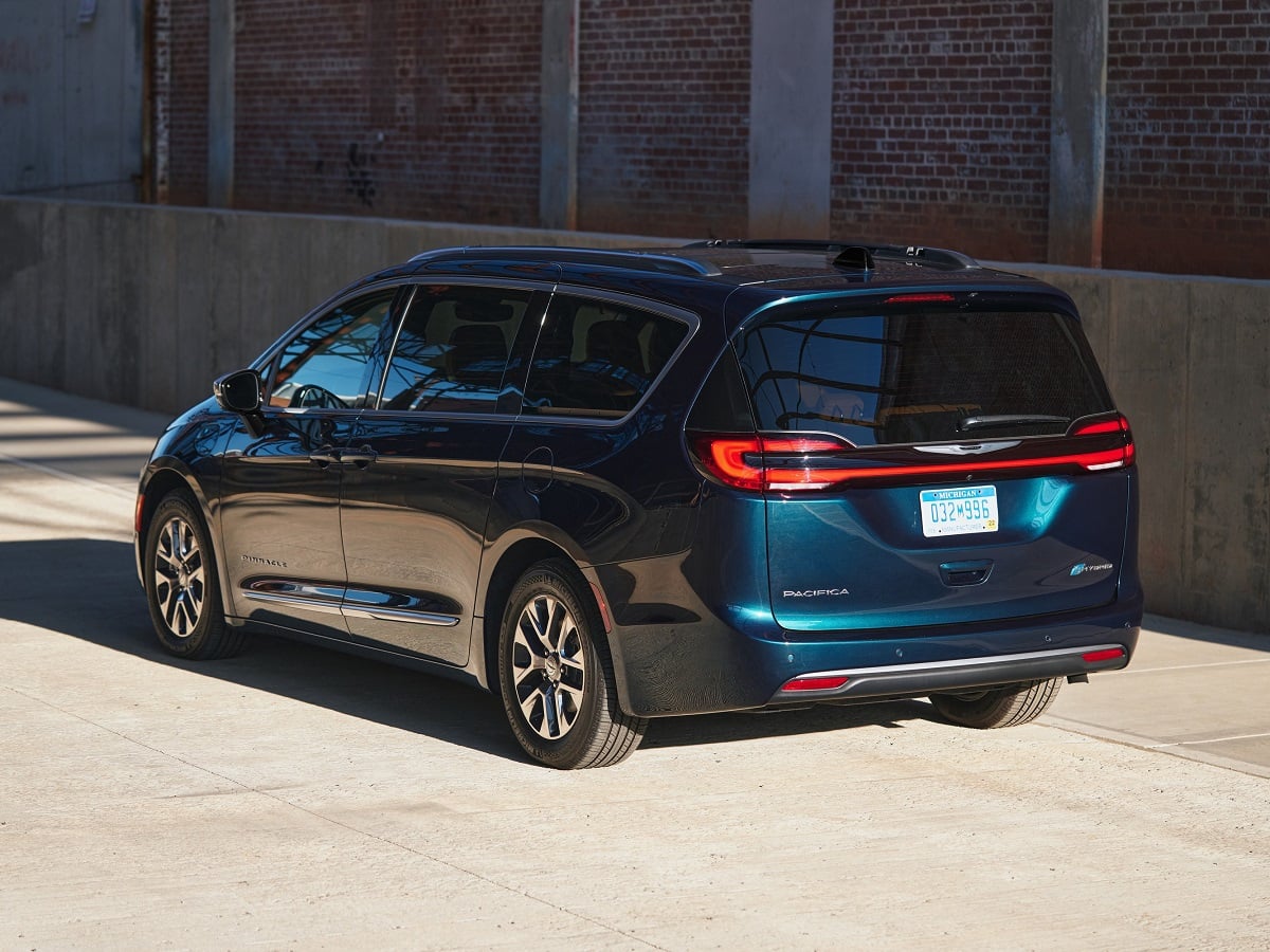 2025 Chrysler Pacifica Plug-in Hybrid Pinnacle Fathom Blue Rear Quarter View