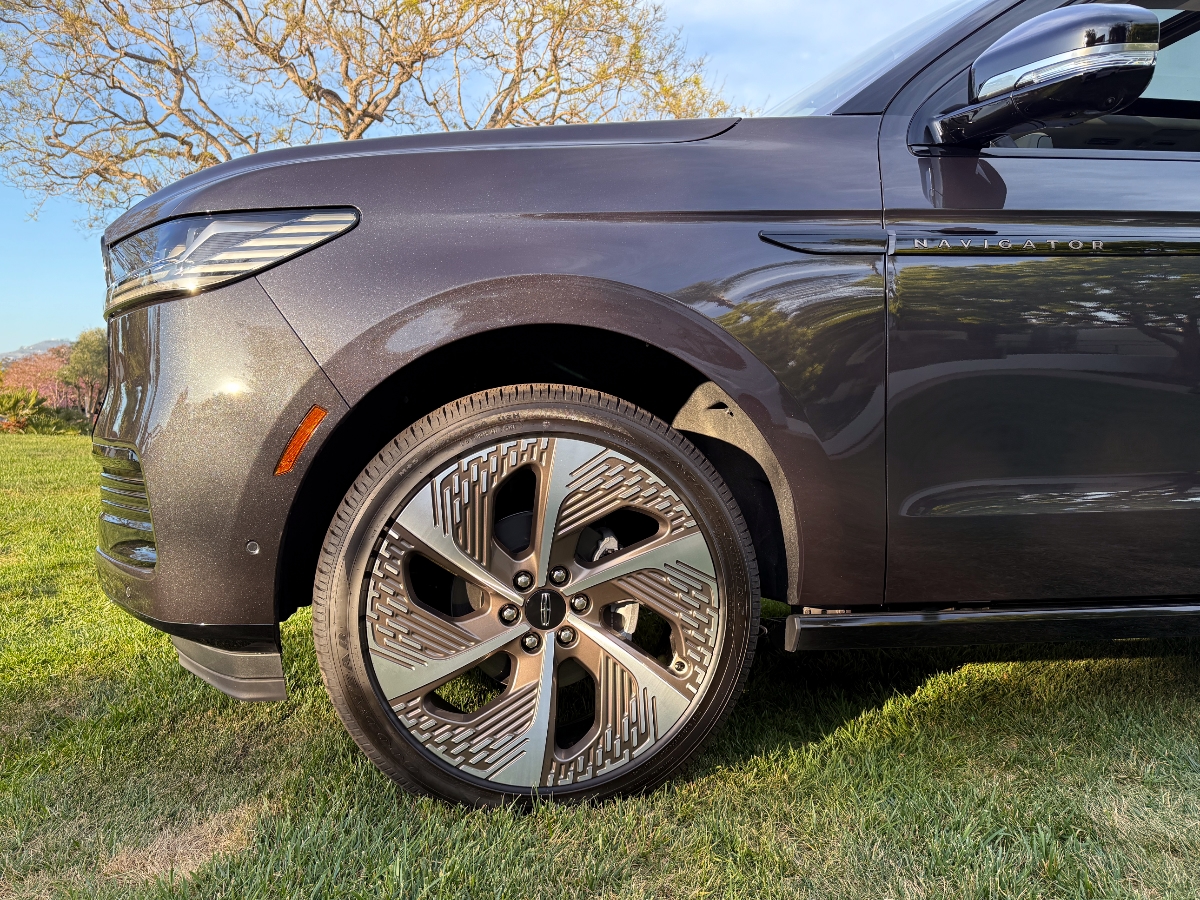 2025 Lincoln Navigator L Black Label 24-inch Wheel