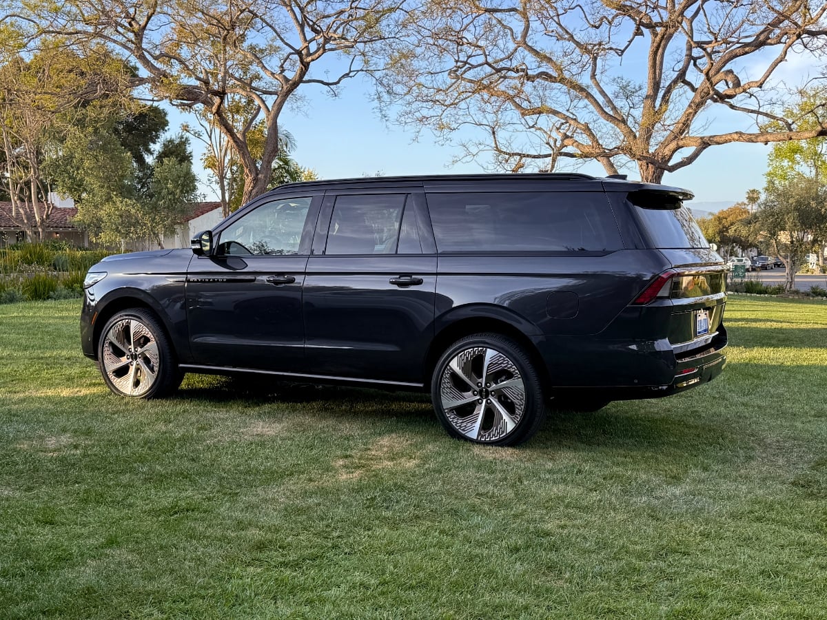 2025 Lincoln Navigator L Black Label Rear Quarter View