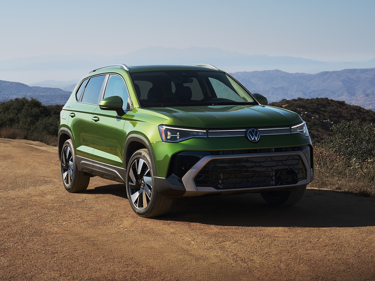 2025 Volkswagen Taos SEL Green Front Quarter View