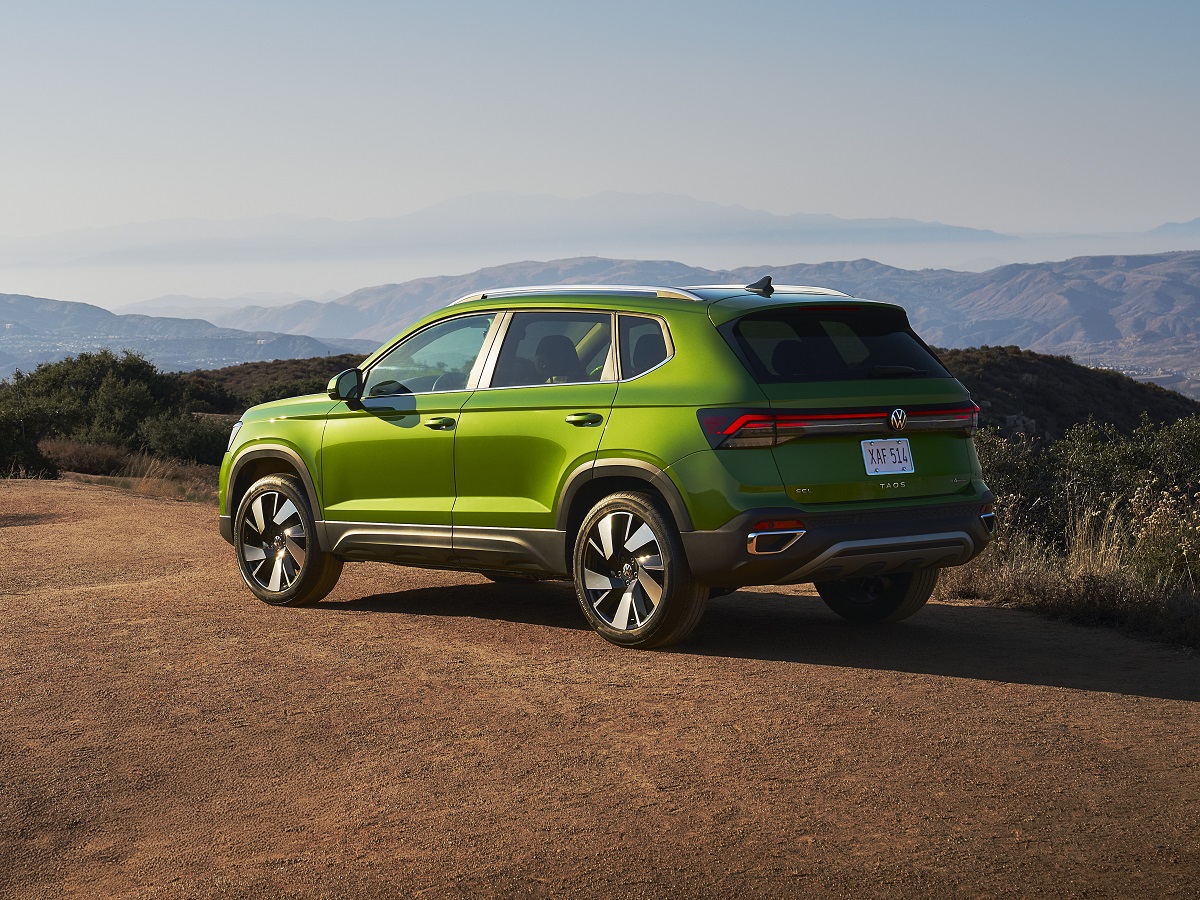 2025 Volkswagen Taos SEL Green Rear Quarter View