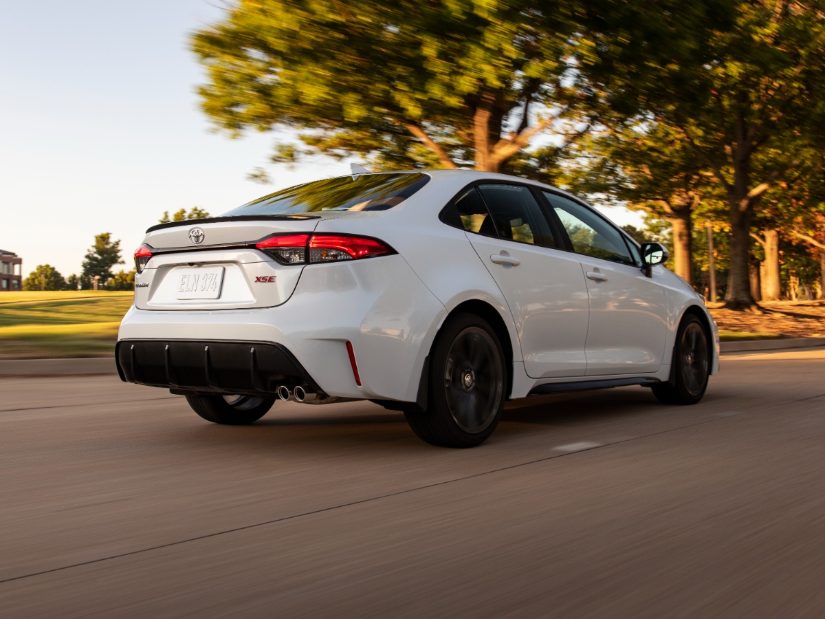 2026 Toyota Corolla XSE Wind Chill Pearl Rear Quarter View