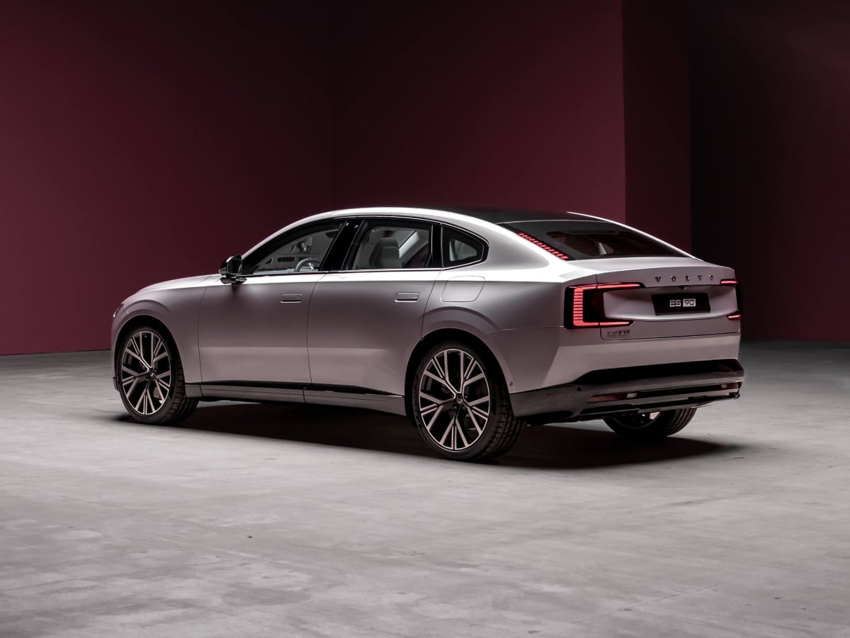 2026 Volvo ES90 Rear Quarter View