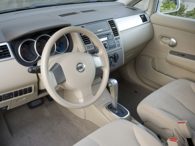 2007 Nissan Versa Hatchback 5D S