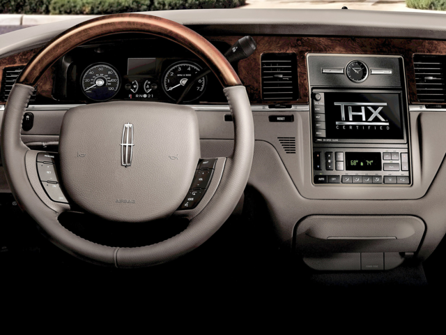 2007 Lincoln Town Car Sedan 4D Signature