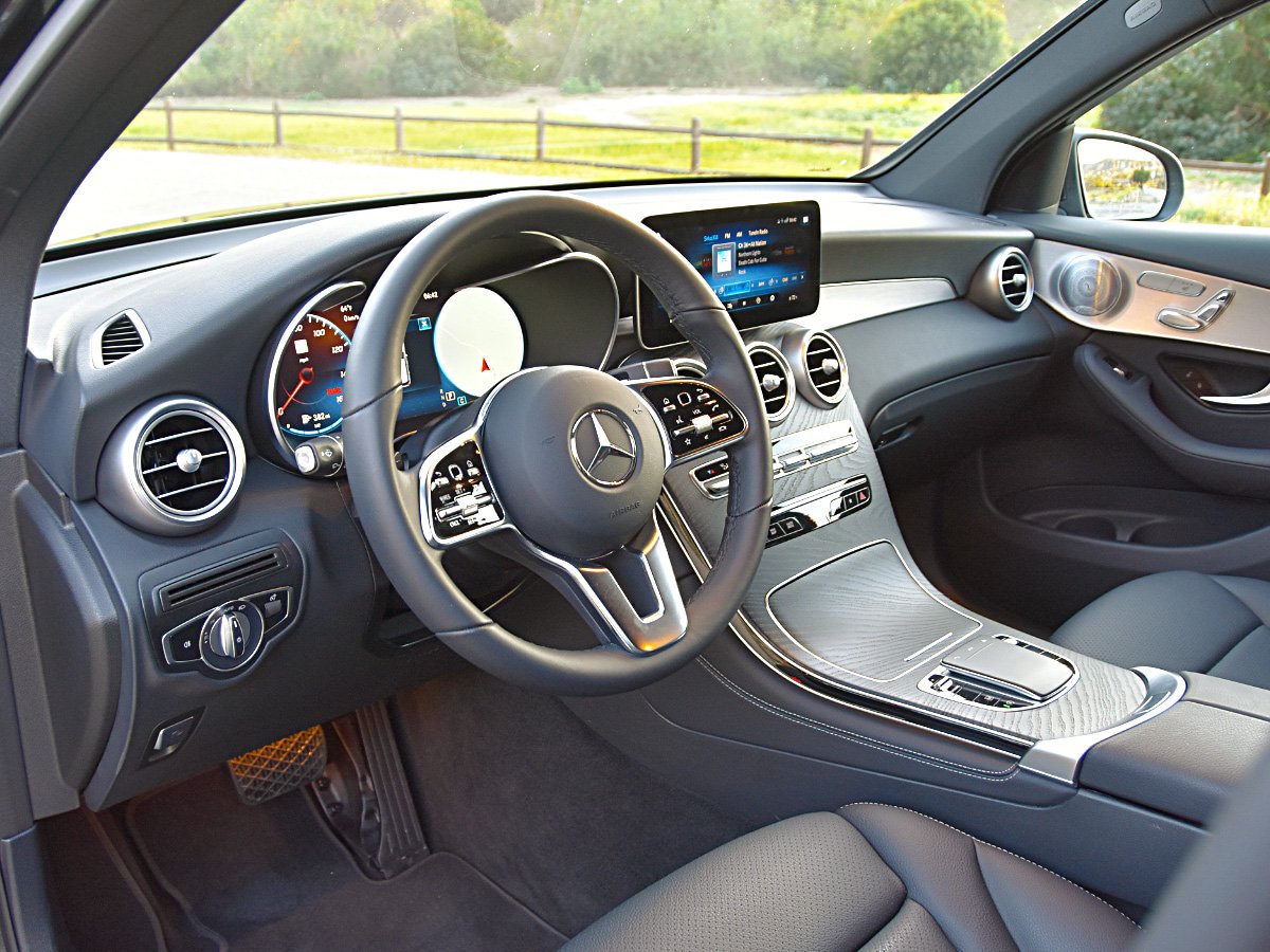 2020 Mercedes-Benz GLC 300 dashboard and infotainment