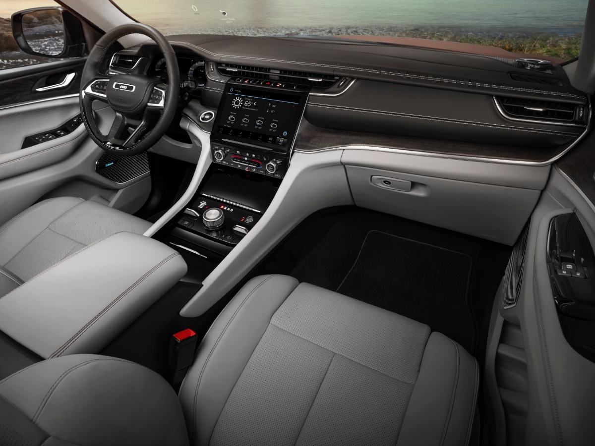 2021 Jeep Grand Cherokee Overland Interior Dashboard