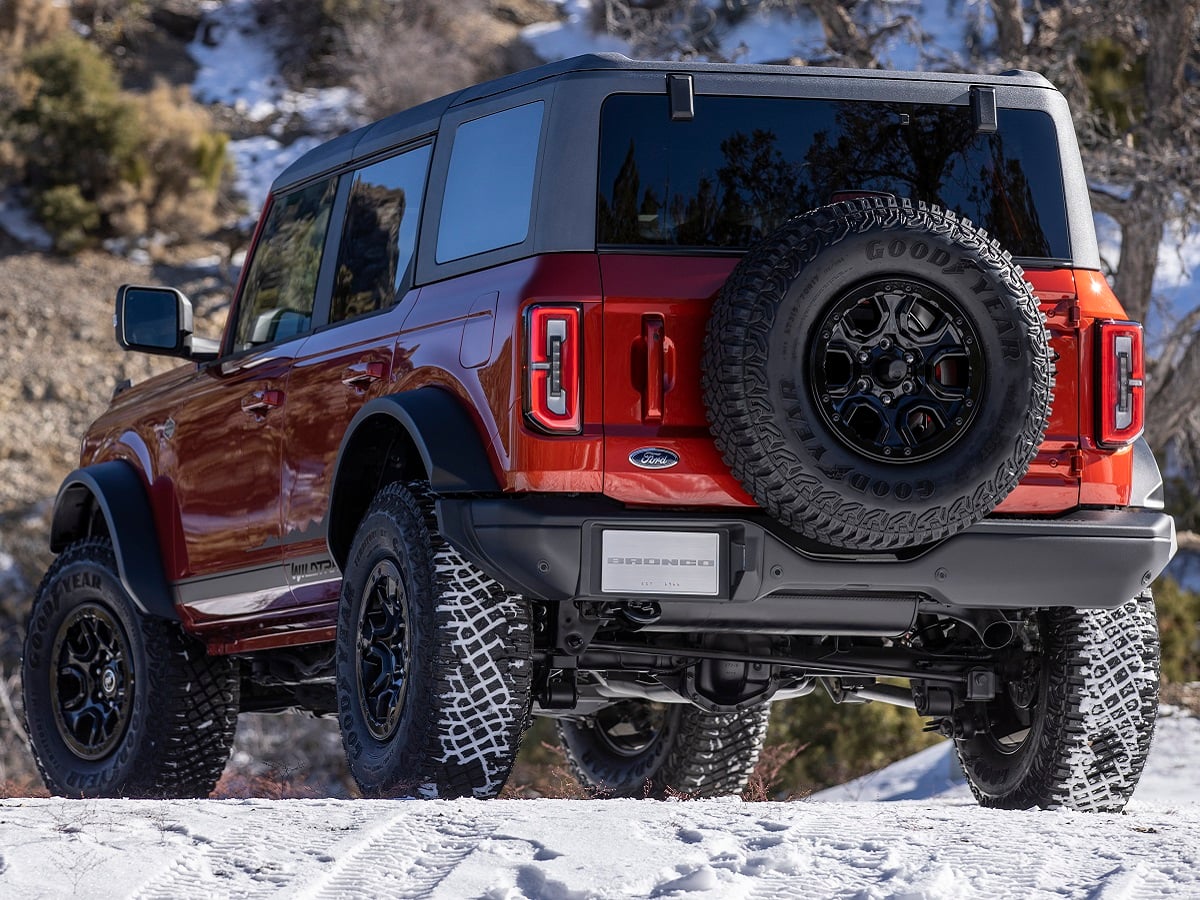 2023 Ford Bronco Wildtrak with Optional HOSS 3.0 Rear Quarter View Snow