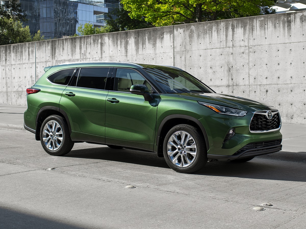 2023 Toyota Highlander Turbo Limited Cypress Green Front Quarter View