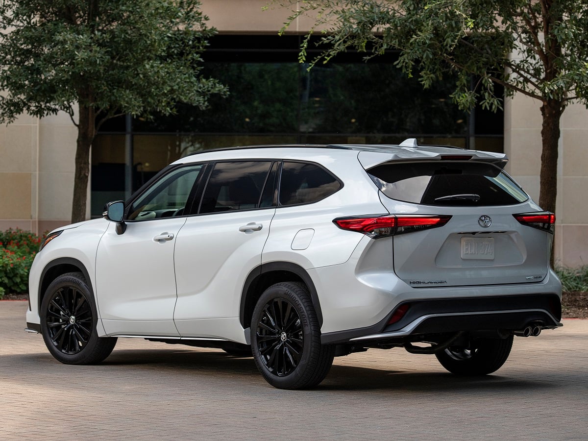 2023 Toyota Highlander Turbo XSE Wind Chill Pearl Rear Quarter View
