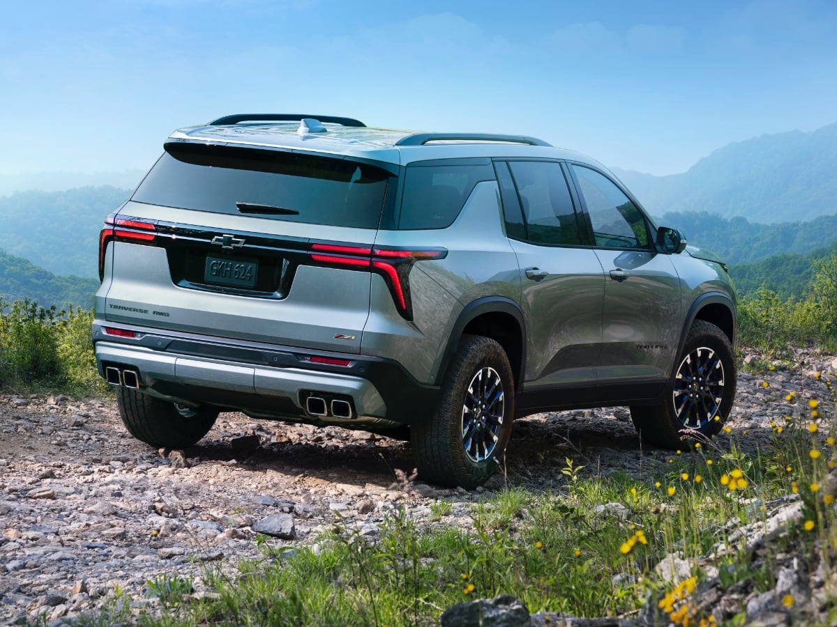 2024 Chevrolet Traverse Z71 Silver Rear Quarter View