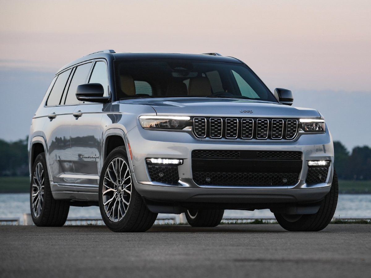 2024 Jeep Grand Cherokee L Summit Reserve Silver Front Quarter View