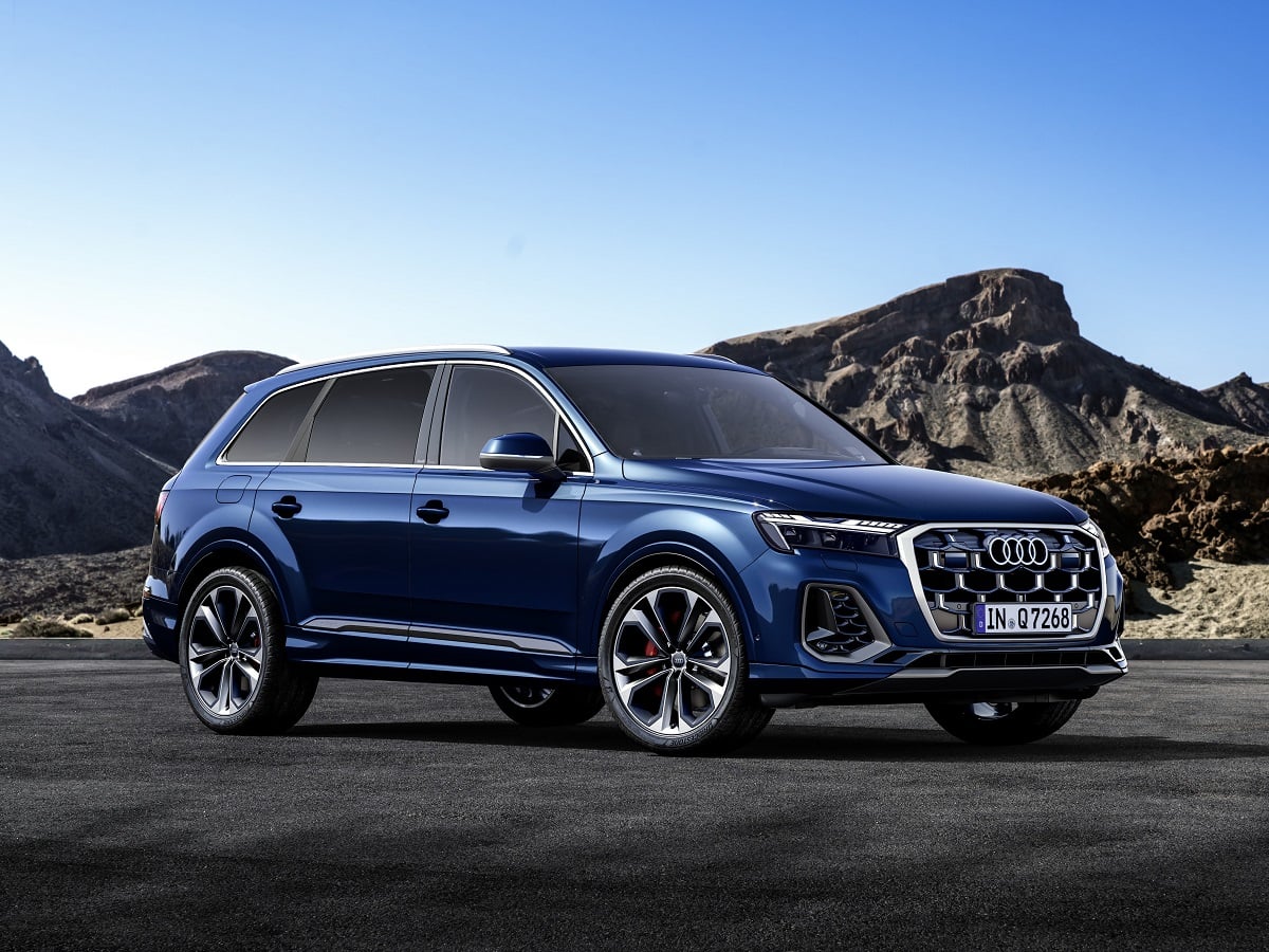 2025 Audi Q7 Blue Front Quarter View European model
