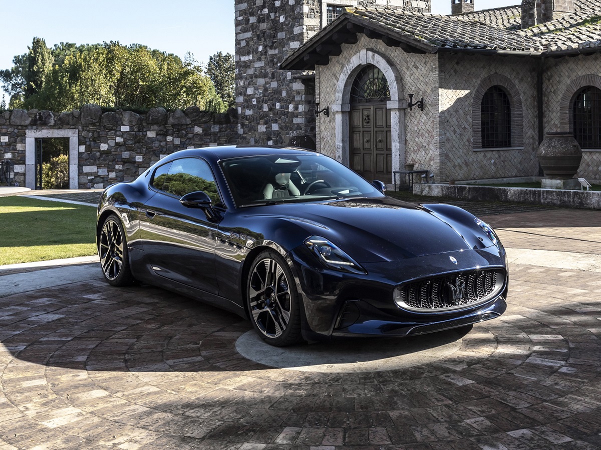 2025 Maserati GranTurismo Folgore Blu Nobile Front Quarter View