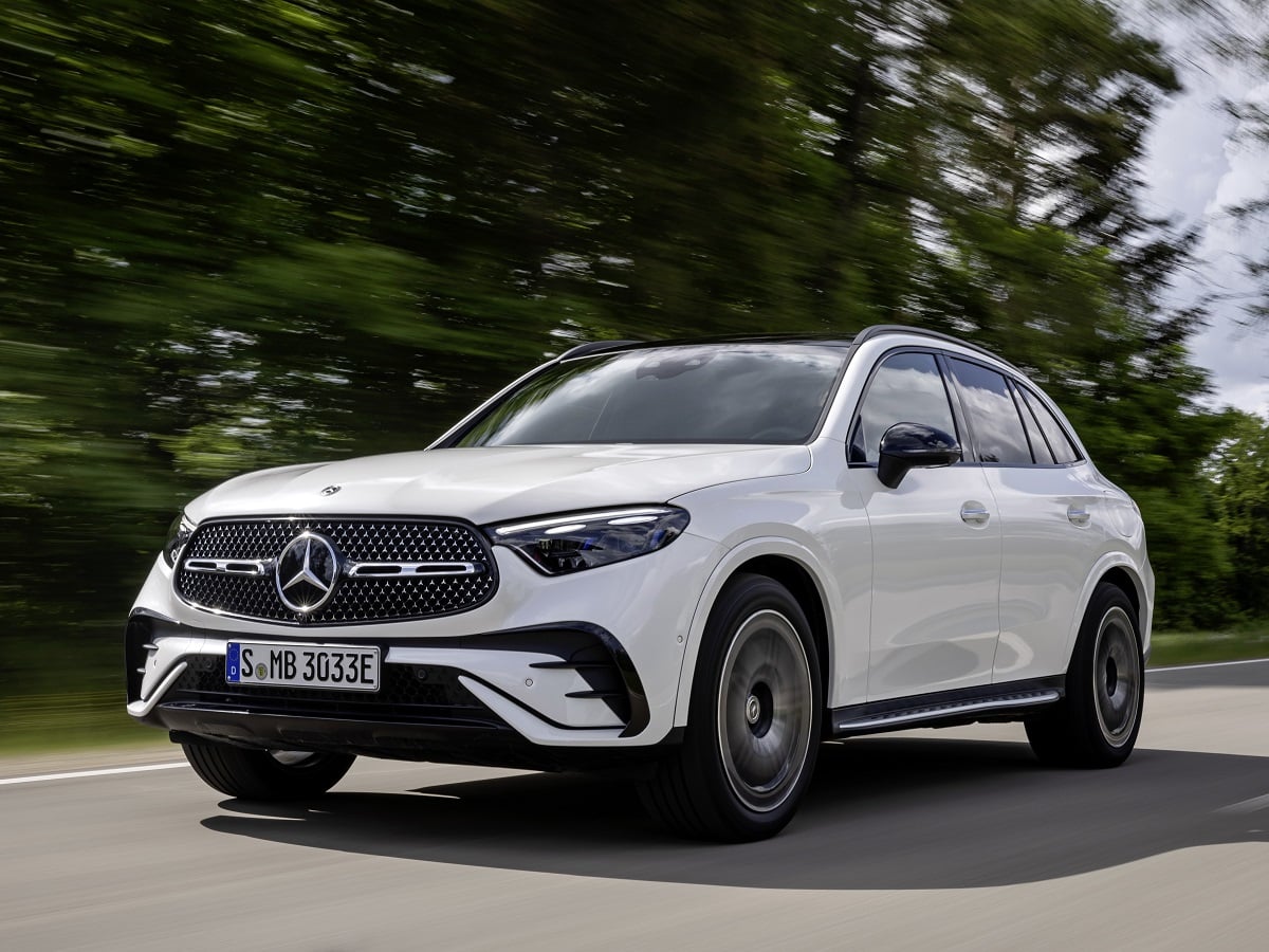 2025 Mercedes-Benz GLC 350e 4Matic SUV White Front Quarter View Action European model