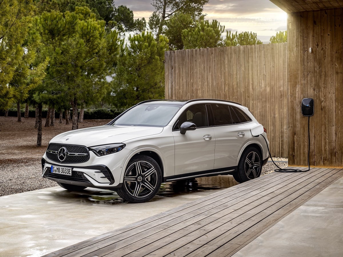 2025 Mercedes-Benz GLC 350e 4Matic SUV White Front Quarter View European model
