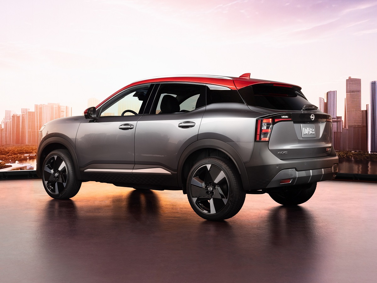 2025 Nissan Kicks SR Gun Metal Metallic Rear Quarter View