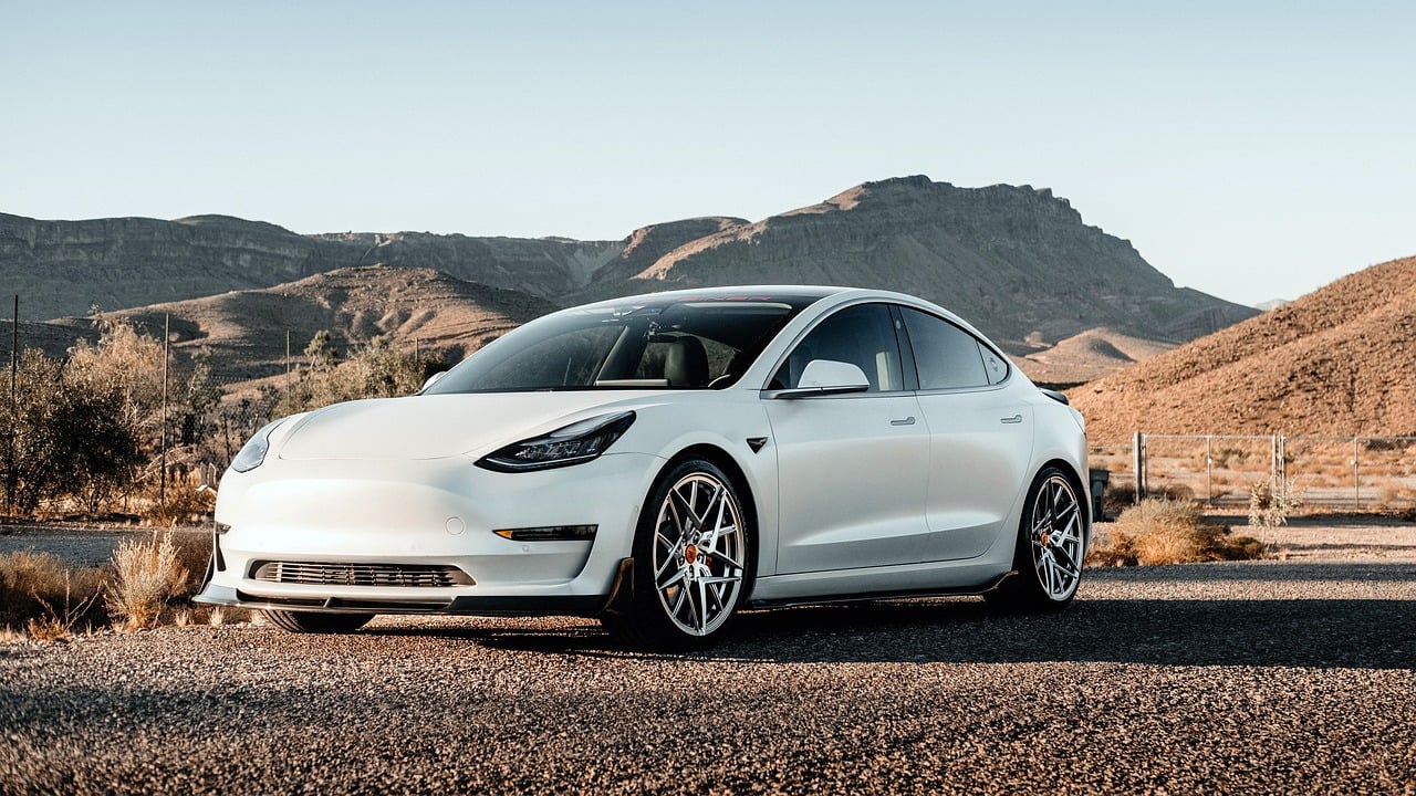 The Difference Between Hybrid and EV Batteries