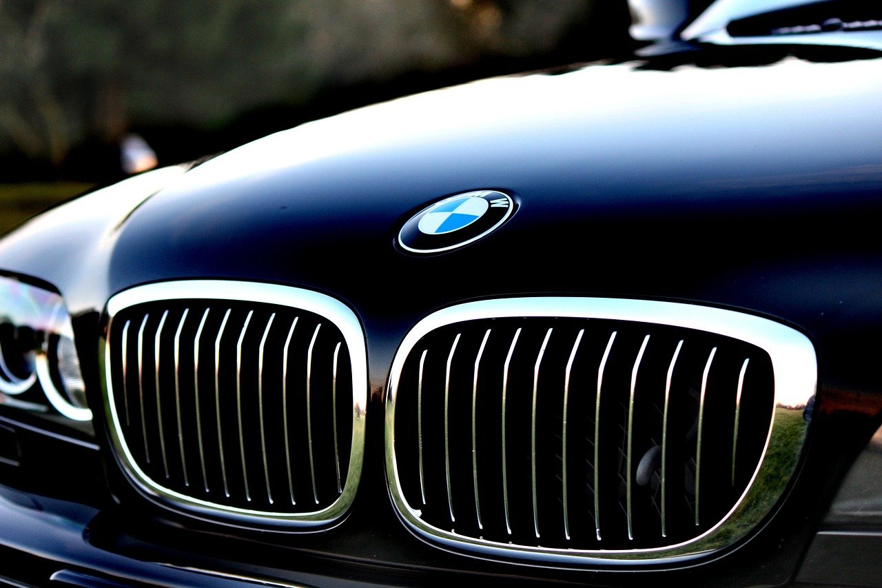 BMW logo and some history behind the car
